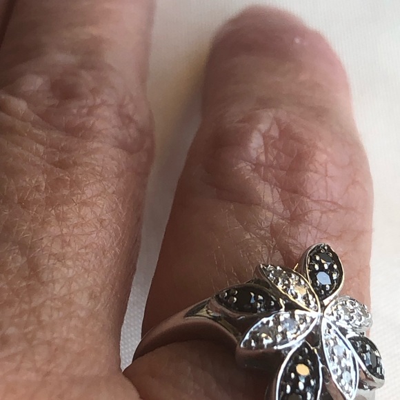 10k Black and White Diamond Ring - Picture 4 of 8